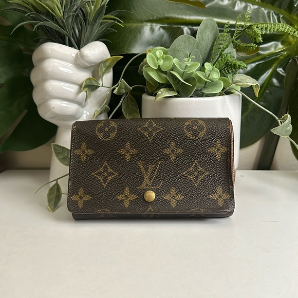Louis Vuitton Small Monogram Wallet - Picture 3 of 15